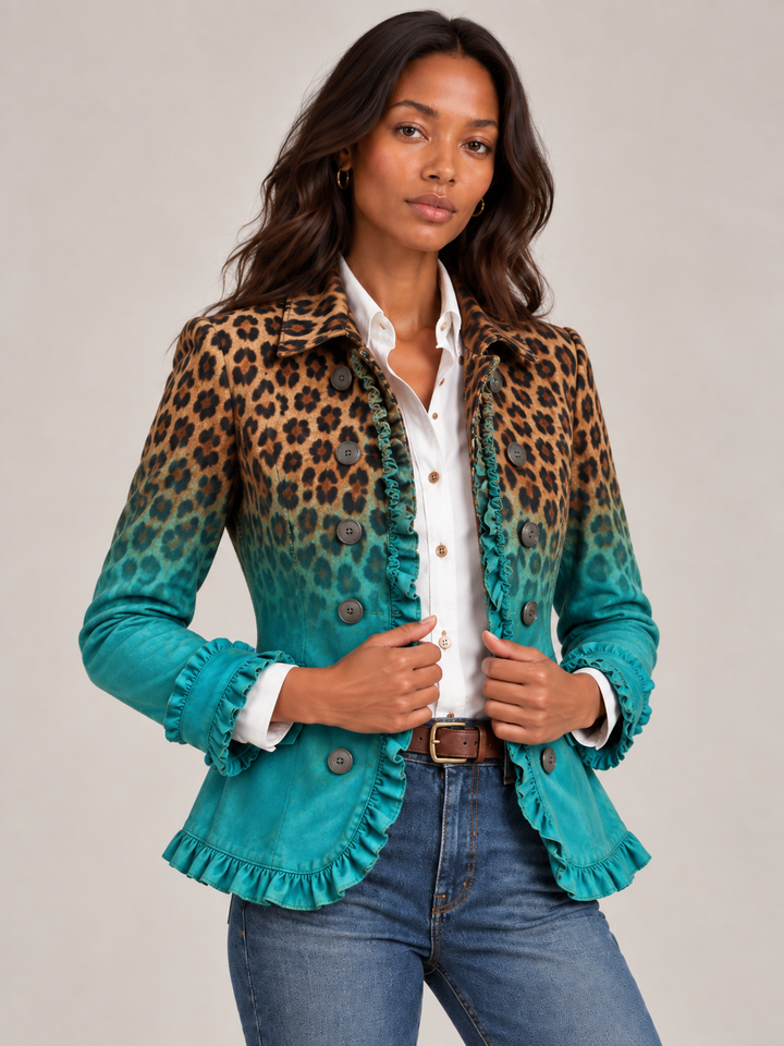 Gros plan sur le blazer turquoise à volants et double boutonnage, la femme tenant les pans de la veste ouverte. 4