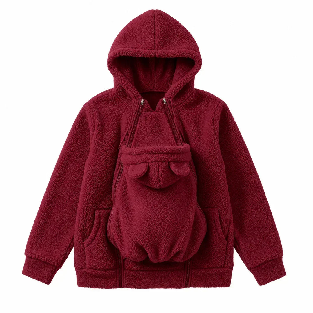 Version bordeaux du sweat en polaire bouclette à plat, avec capuche, poches avant et empiècement porte-bébé à oreilles d'ourson. 9