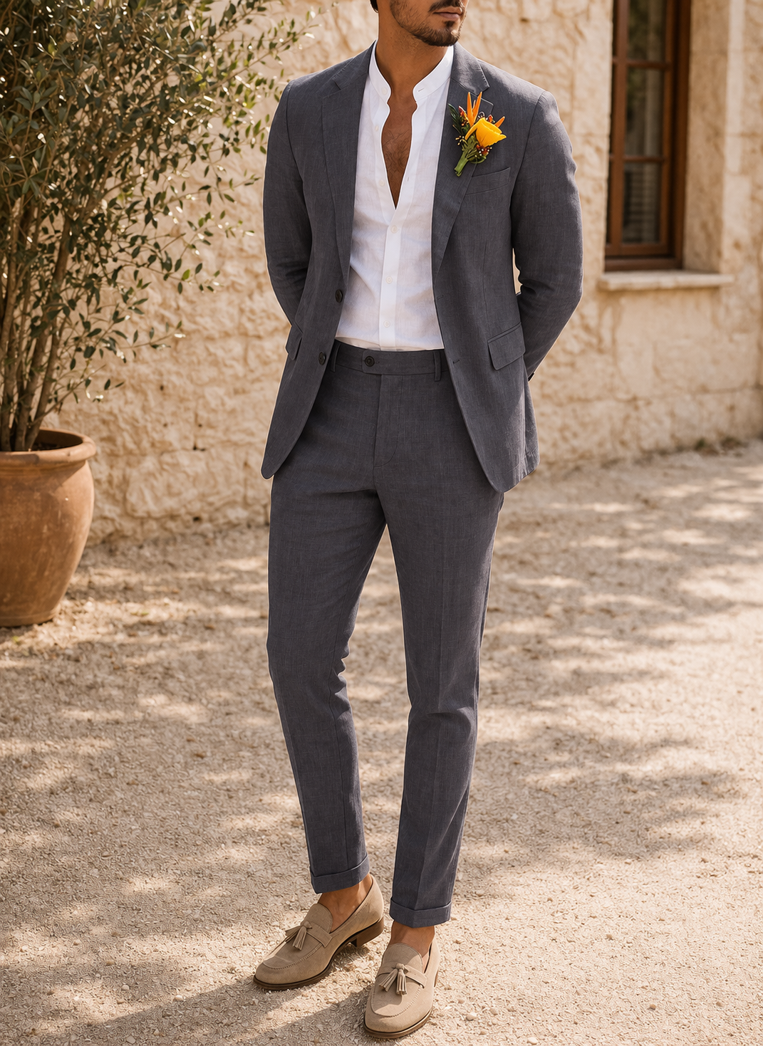 Version gris anthracite du costume porté par un homme, mains derrière le dos, pantalon à revers, chemise blanche et mocassins beiges. 4