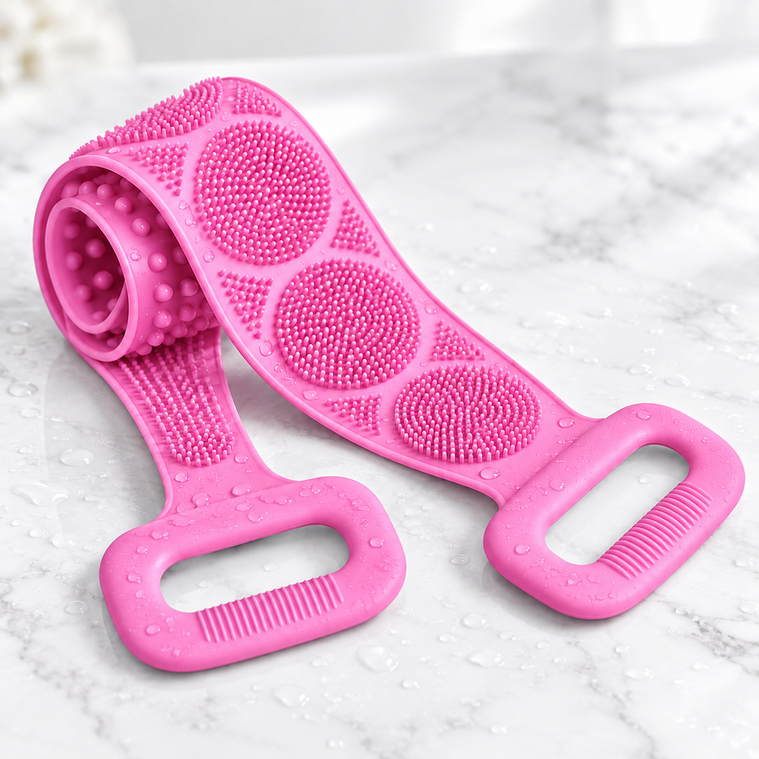 Bande en silicone rose enroulée sur un marbre humide, poignées et picots en cercles bien visibles 11
