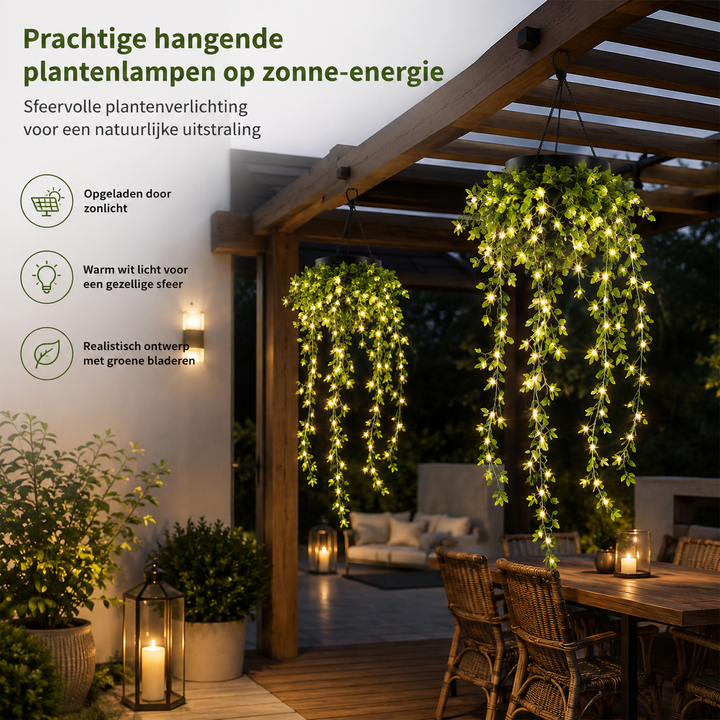 Deux suspensions solaires de feuillage vert retombant, allumées en lumière blanc chaud sous une pergola en bois, près d'une table de terrasse. 1
