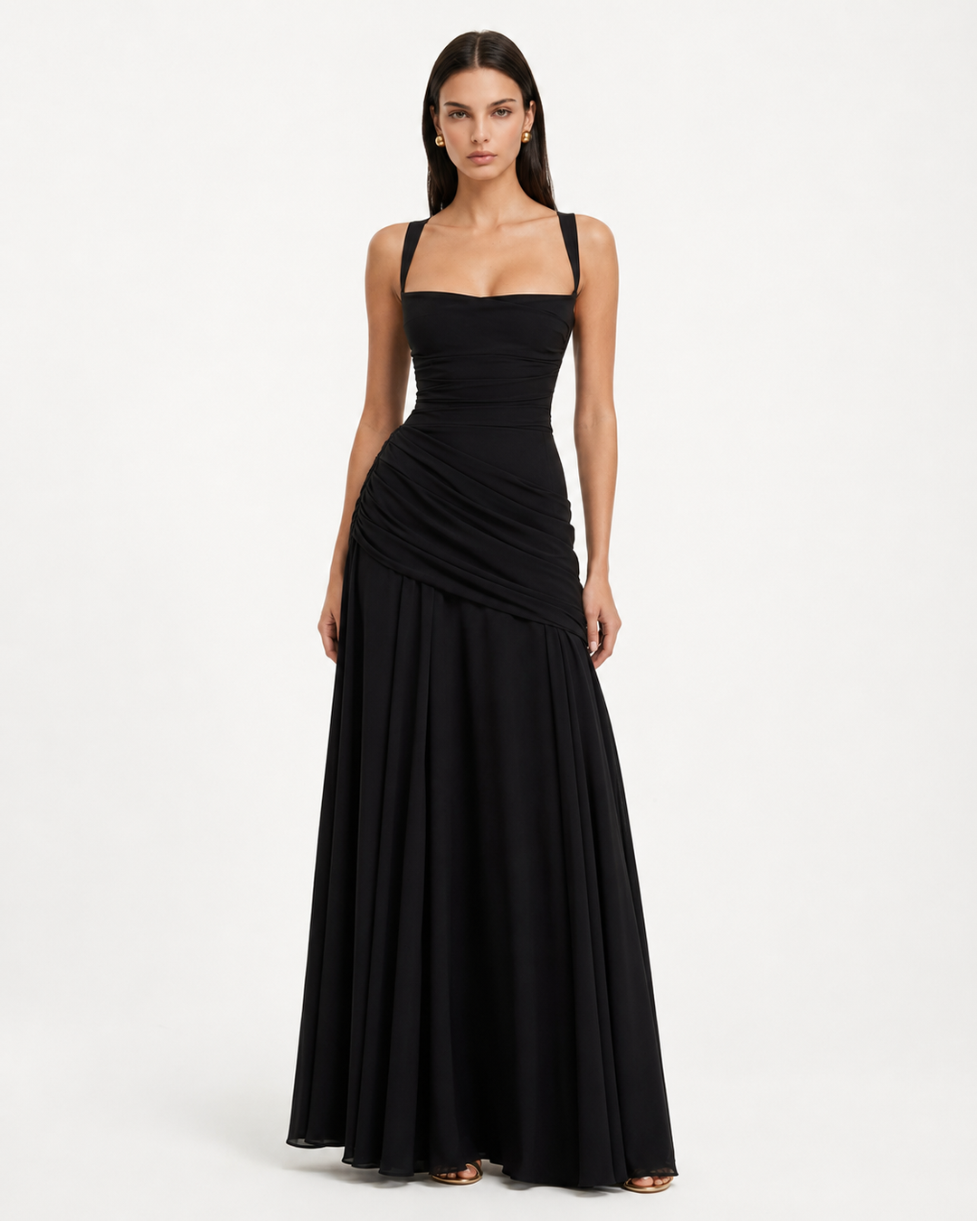 Robe longue noire portée de face, avec décolleté carré, corsage ajusté, drapé asymétrique à la taille et jupe fluide. 12