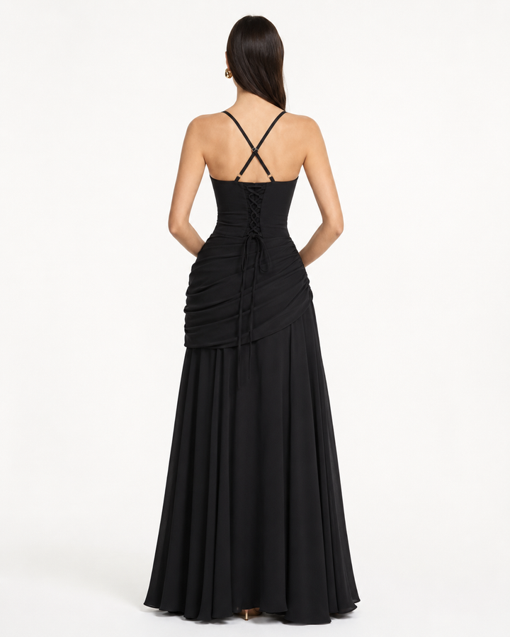 Dos de la robe noire avec lacets de corset, fines bretelles croisées et drapé froncé sur les hanches. 13