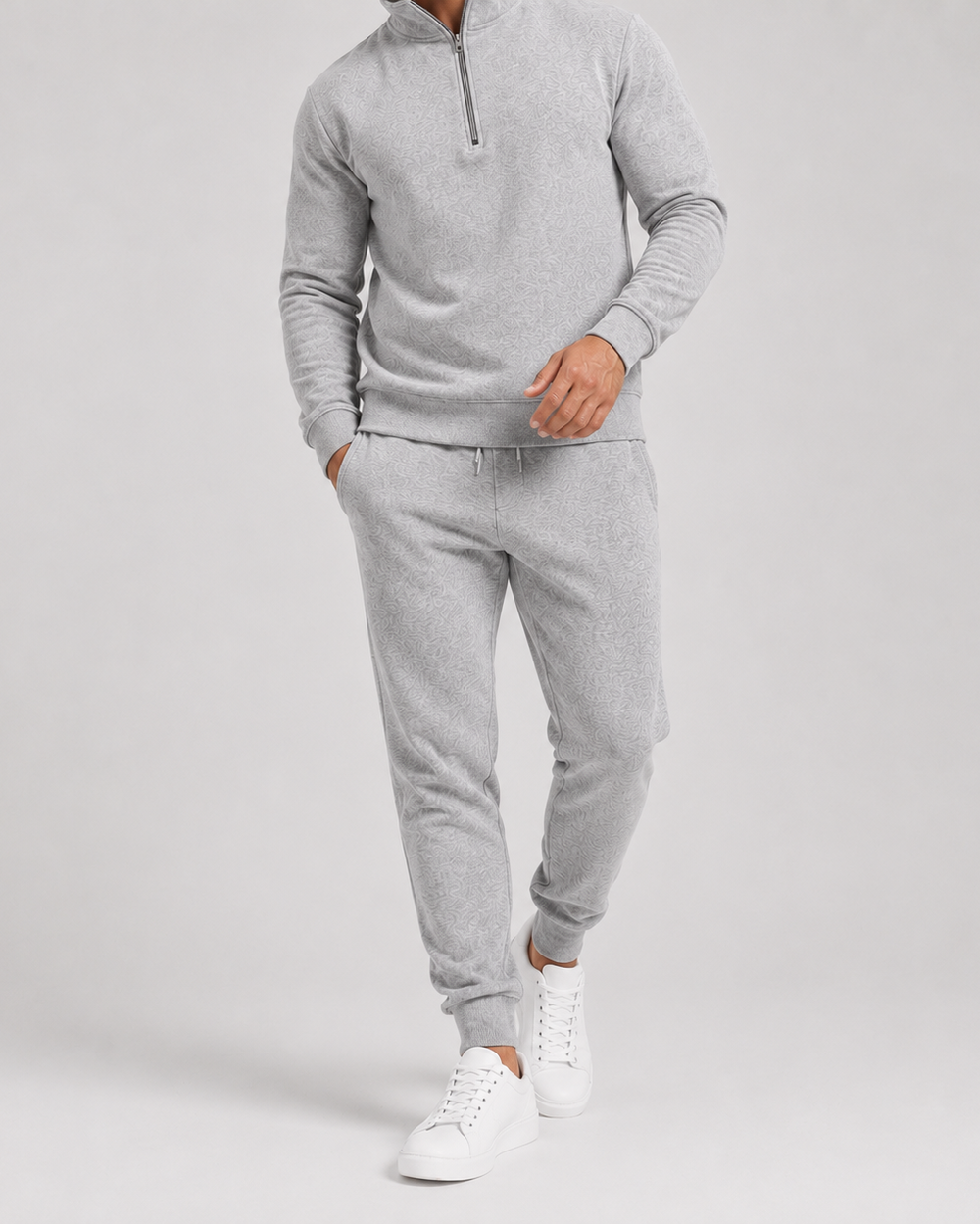 Plan rapproché du buste aux pieds, ensemble gris chiné à motif texturé, cordon de taille visible 2