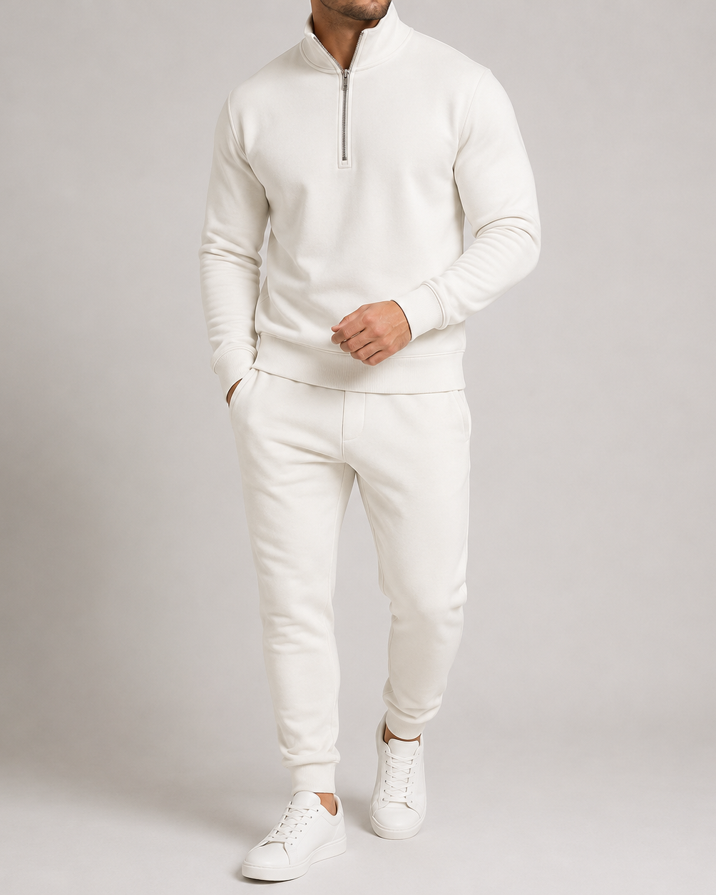 Version blanc cassé de l'ensemble, sweat à col montant zippé et jogging assorti, baskets blanches 4