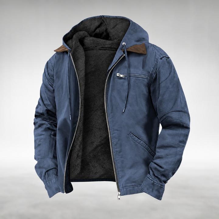 Version bleu marine de la veste à capuche, zip ouvert sur une doublure polaire noire, avec poche poitrine zippée et empiècement marron. 5