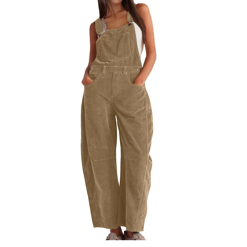 Salopette en velours côtelé beige camel portée de face par une femme, mains dans les poches, coupe ample aux jambes évasées. 4