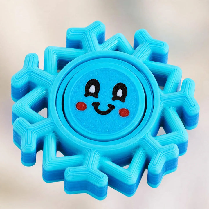Gros plan sur une figurine en forme de flocon bleu à visage souriant, avec couches d'impression 3D visibles 3