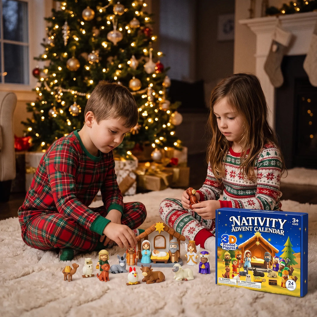 Deux enfants en pyjama jouent devant un sapin avec les figurines de la crèche et la boîte du calendrier 1
