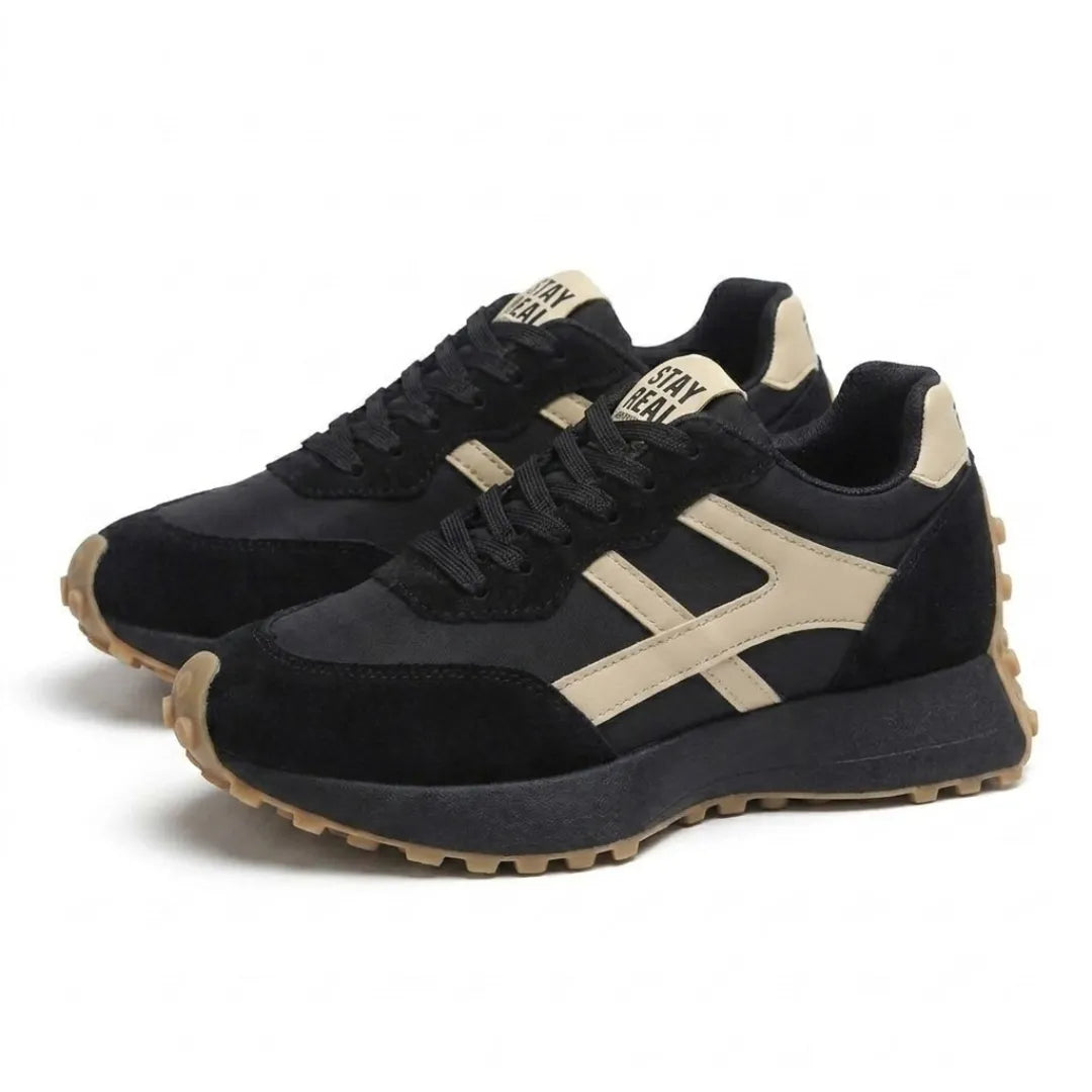 Paire de baskets noires à bandes beiges, vue trois quarts avec semelle crantée caramel 18