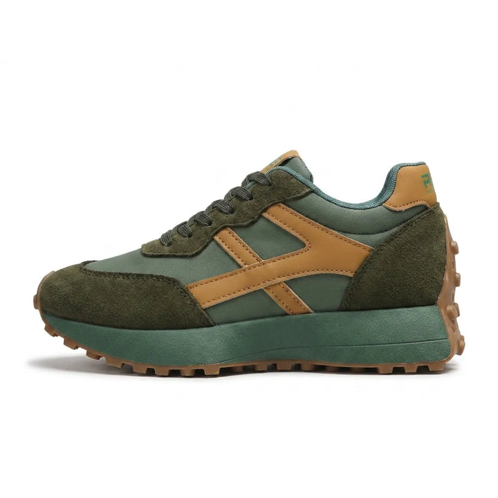 Profil d'une basket verte à bandes camel, daim vert kaki et semelle verte avec gomme caramel 11