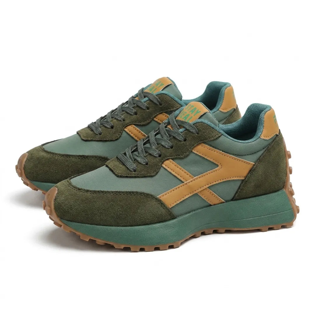 Paire de baskets vertes et camel vue trois quarts, avec daim kaki et semelle crantée 13