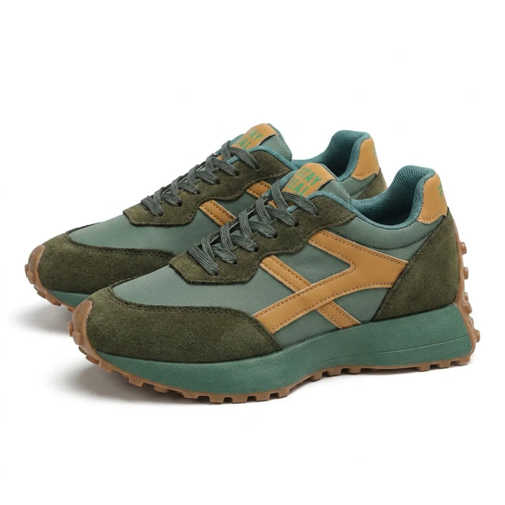 Paire de baskets vertes et camel vue trois quarts, avec daim kaki et semelle crantée 13