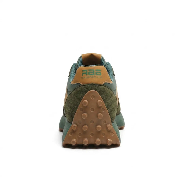 Vue arrière de la basket verte, languette camel et talon à picots couleur caramel 15