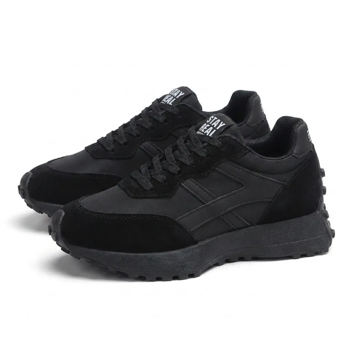 Paire de baskets toutes noires vue trois quarts, avec lacets noirs et semelle crantée 8