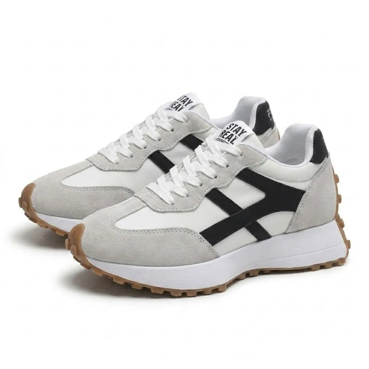 La paire de baskets vue en trois quarts avant, lacets blancs et semelle plateforme 23