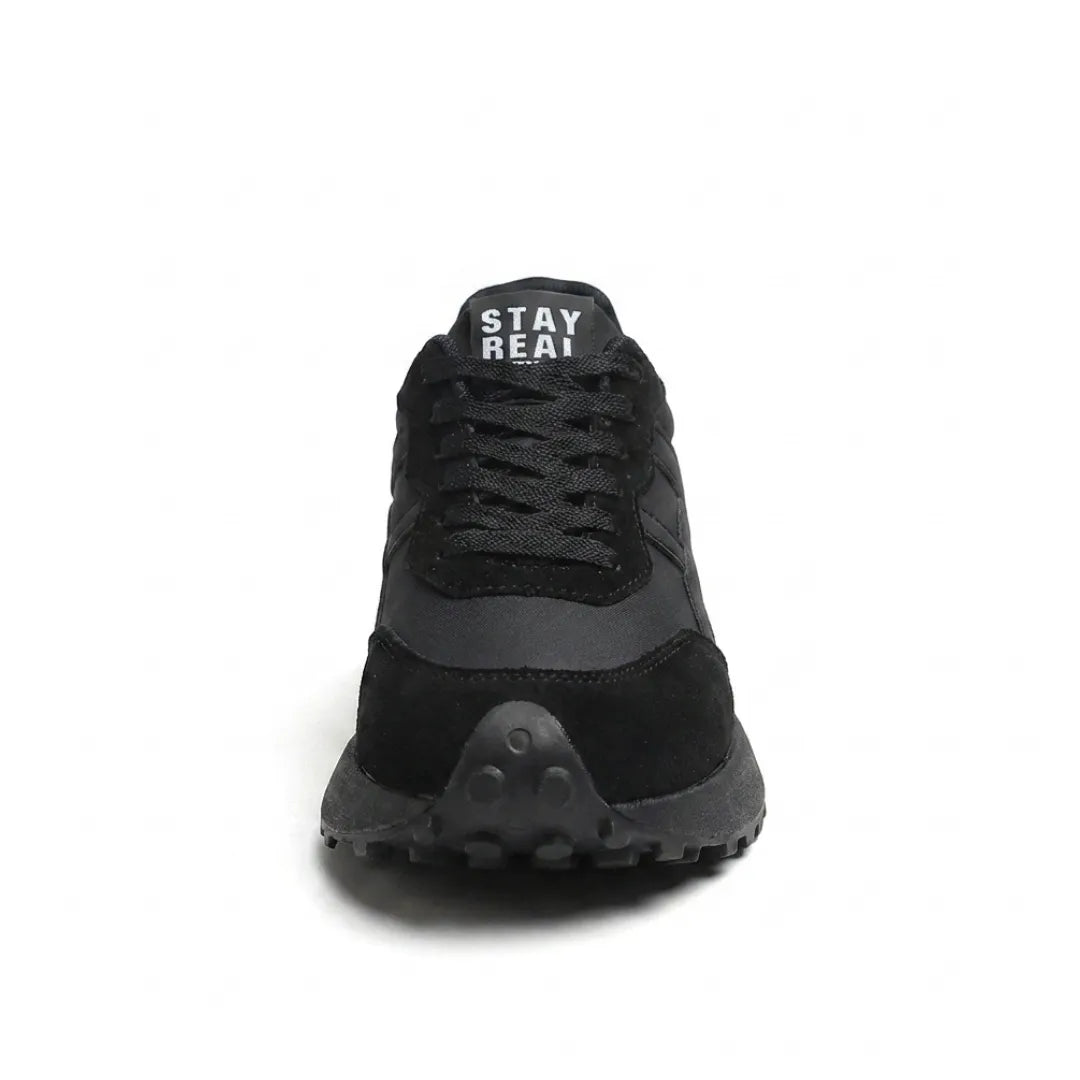 Vue de face de la basket noire, lacets, bout en daim et semelle crantée noire 9