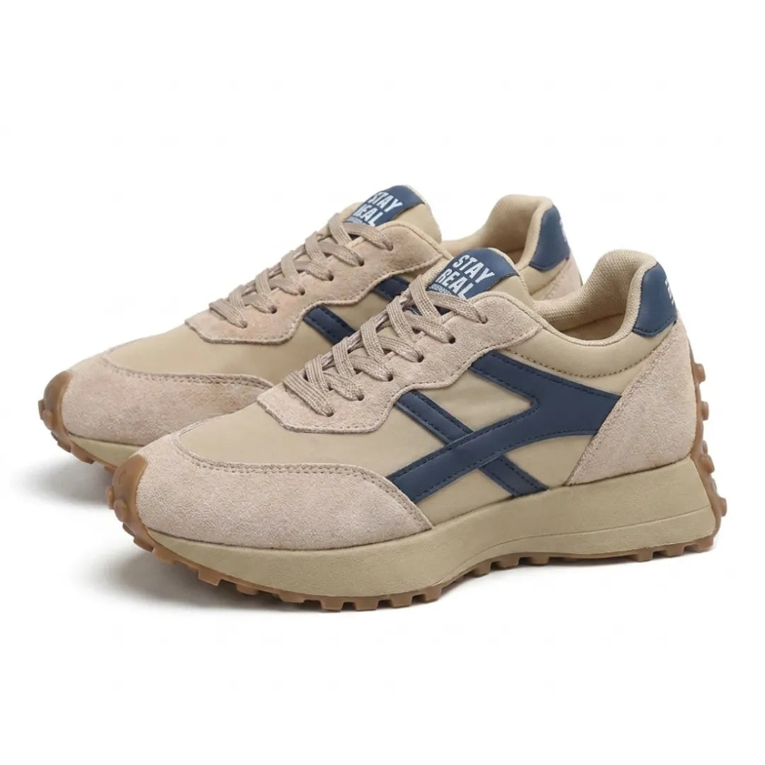Paire de baskets beige à bandes bleu marine, vue trois quarts avec semelle crantée 3