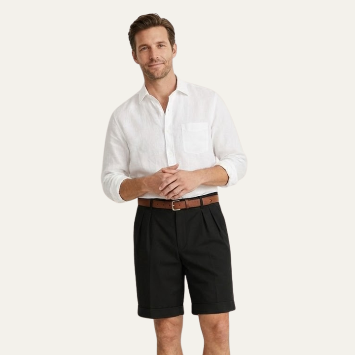 Mannequin en short noir à plis, chemise blanche à manches retroussées et ceinture marron, mains jointes devant lui. 10