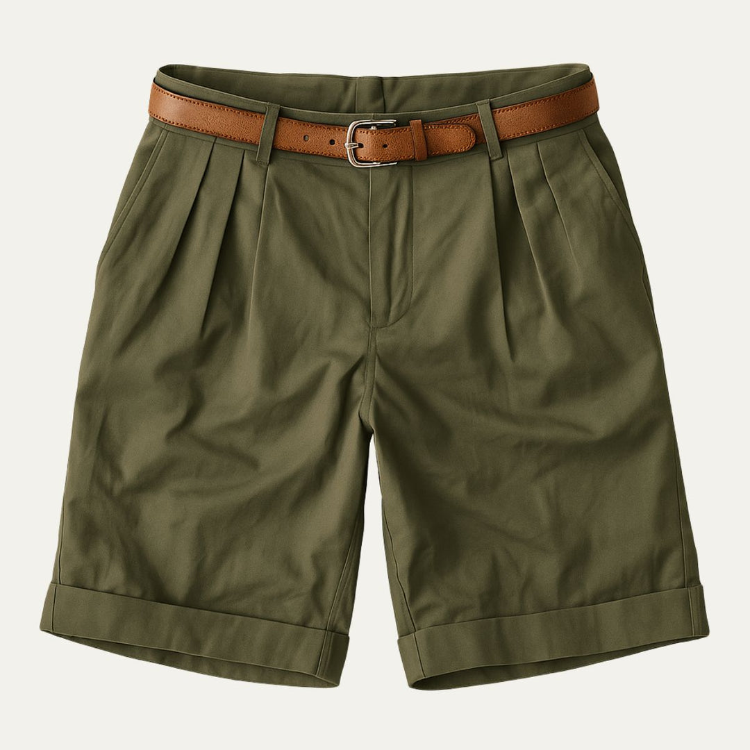 Short vert olive à double pli et ourlet retroussé, ceinture en cuir marron, présenté à plat vu de face. 13