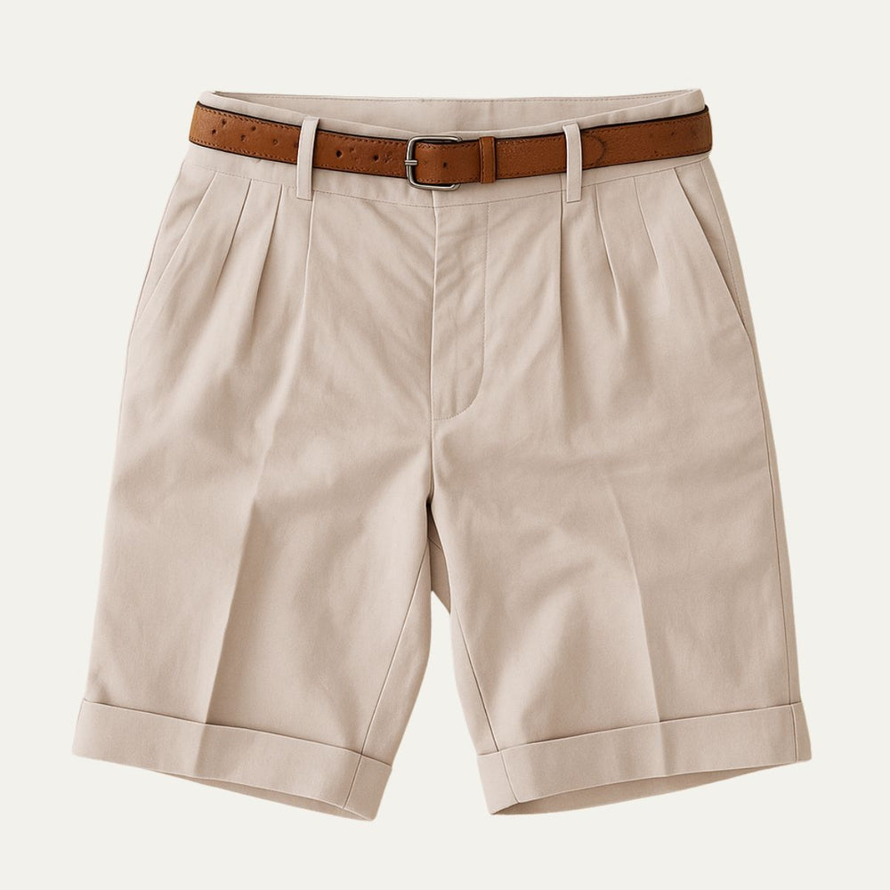 Short beige à double pli et ourlet retroussé, ceinture en cuir marron, présenté à plat vu de face. 2