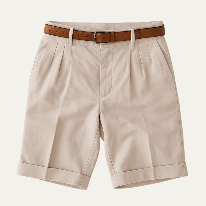 Short beige à double pli et ourlet retroussé, ceinture en cuir marron, présenté à plat vu de face. 2