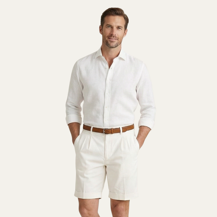 Mannequin en short blanc crème à ourlet retroussé, chemise blanche manches retroussées et ceinture marron, sur fond neutre. 6