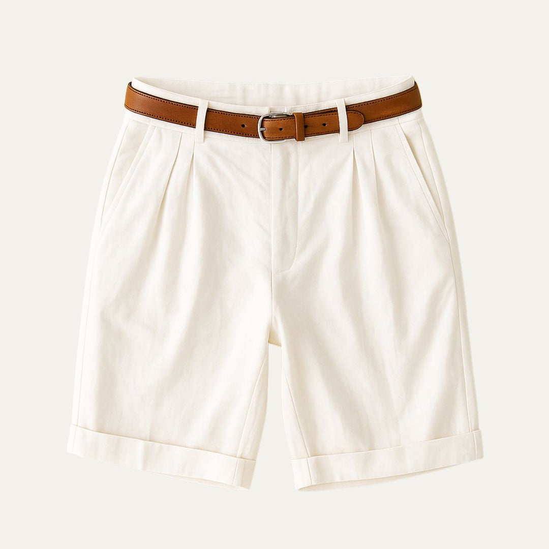 Short blanc crème à double pli et ourlet retroussé, ceinture marron, présenté à plat vu de face. 7