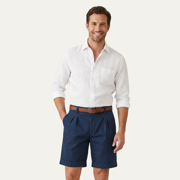 Mannequin souriant en short bleu marine à plis, chemise blanche à poche poitrine et ceinture marron. 8