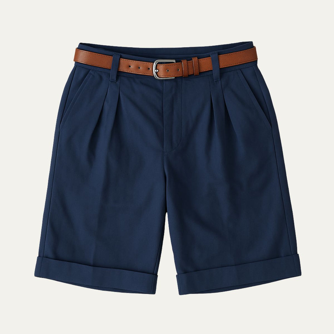 Short bleu marine à double pli et ourlet retroussé, ceinture en cuir marron, présenté à plat vu de face. 9