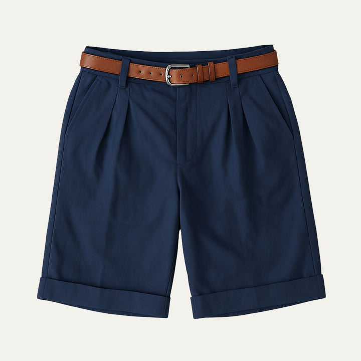 Short bleu marine à double pli et ourlet retroussé, ceinture en cuir marron, présenté à plat vu de face. 9