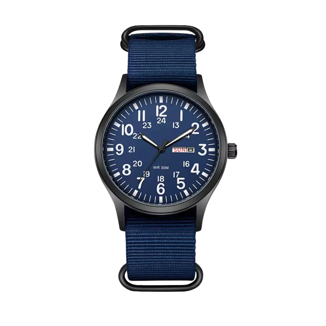 Version à cadran bleu foncé avec chiffres blancs, boîtier noir et bracelet tissé bleu marine, vue de face. 6