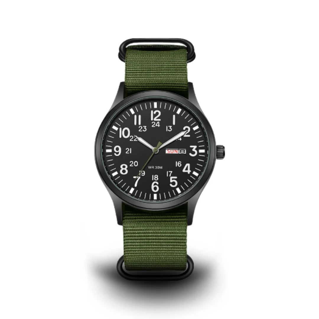 Vue de face de la montre sur fond blanc, cadran noir à chiffres blancs et bracelet tissé vert kaki. 1