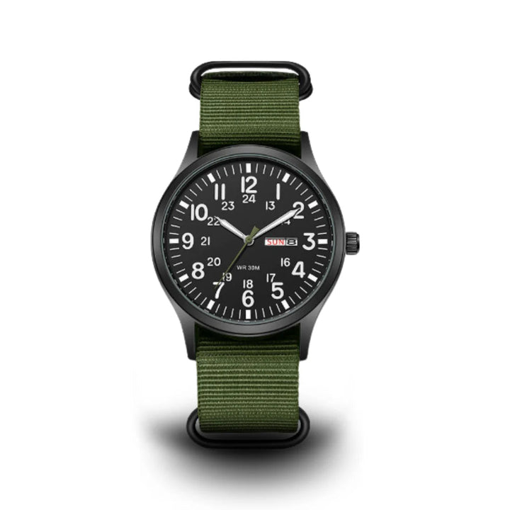 Vue de face de la montre sur fond blanc, cadran noir à chiffres blancs et bracelet tissé vert kaki. 1