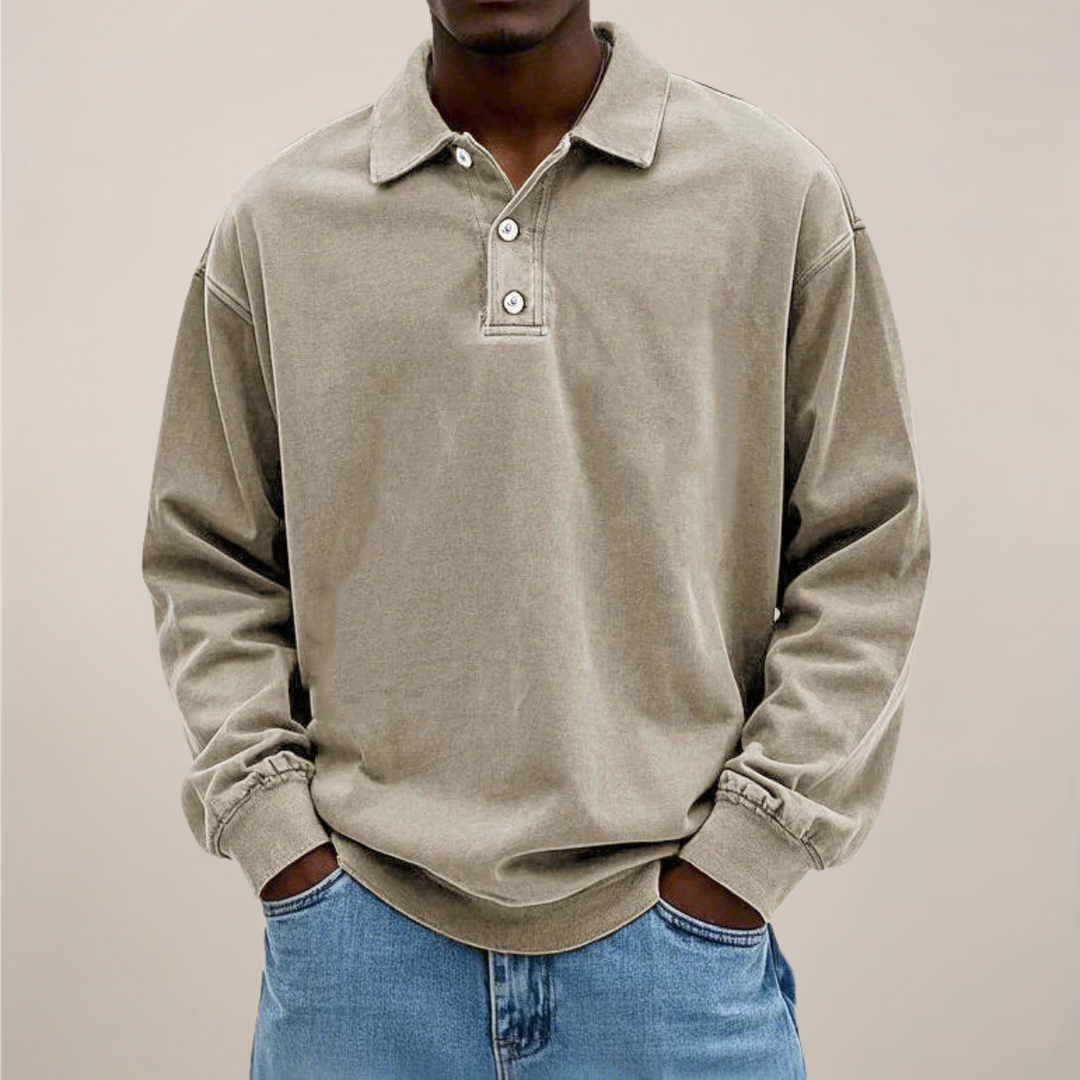 Polo beige taupe porté par un homme, mains dans les poches d'un jean clair, vue de face. 6