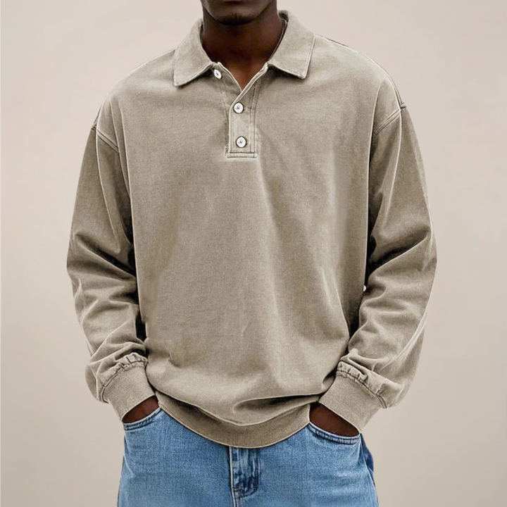 Polo beige taupe porté par un homme, mains dans les poches d'un jean clair, vue de face. 6