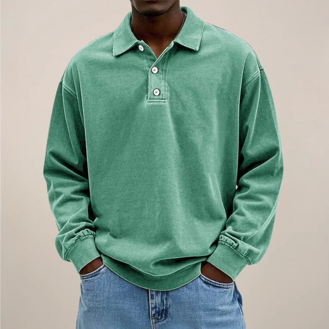 Polo vert menthe porté par un homme, mains dans les poches d'un jean clair, vue de face. 9