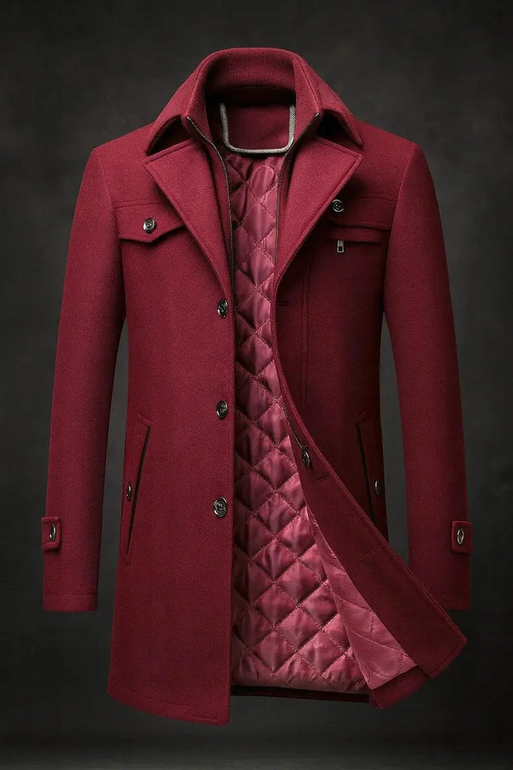 Manteau bordeaux entrouvert avec doublure matelassée rose, double col zippé et boutons métalliques sur fond sombre 3