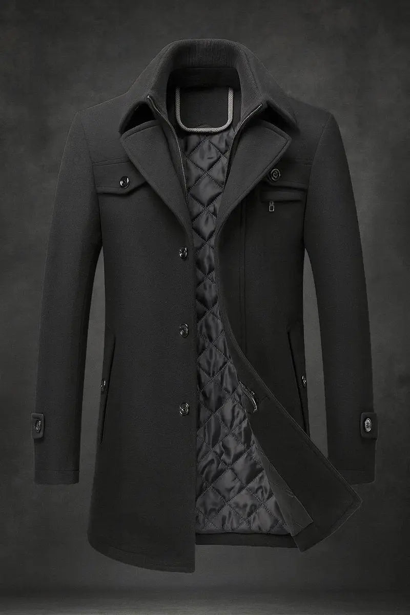 Manteau noir entrouvert sur fond gris, doublure matelassée sombre et double col avec fermeture zippée 5