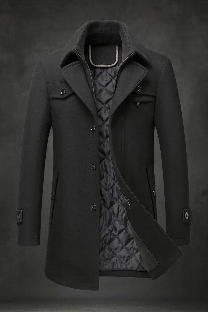 Manteau noir entrouvert sur fond gris, doublure matelassée sombre et double col avec fermeture zippée 5