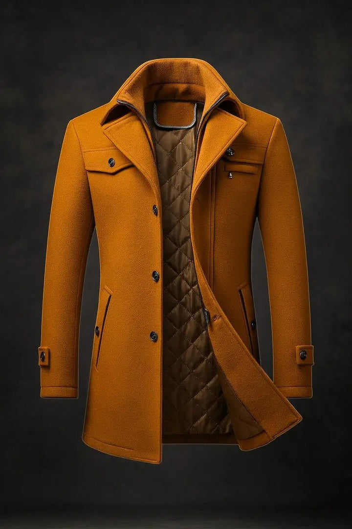 Manteau camel entrouvert sur fond sombre, laissant voir la doublure matelassée et le double col zippé 1
