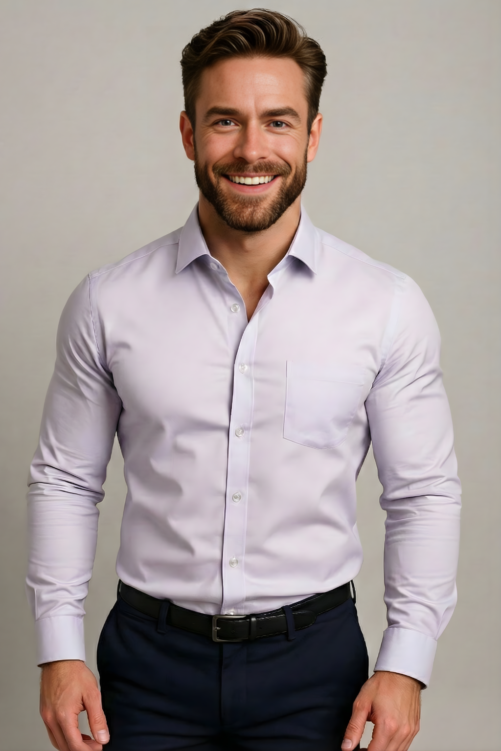 Chemise lilas très clair avec poche poitrine, portée avec pantalon bleu marine et ceinture noire 7
