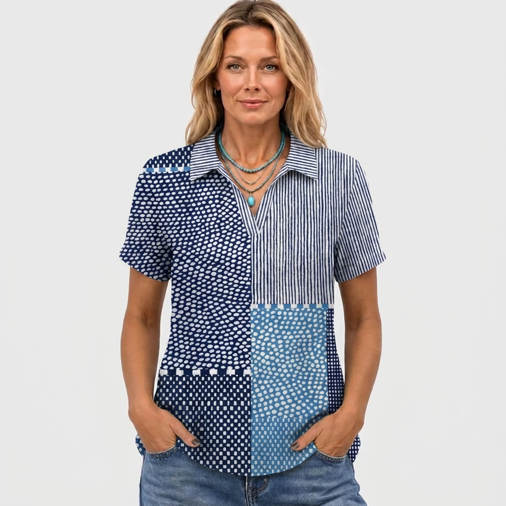 Vue de face en pied portée par une femme blonde, mains dans les poches du jean, collier turquoise 2