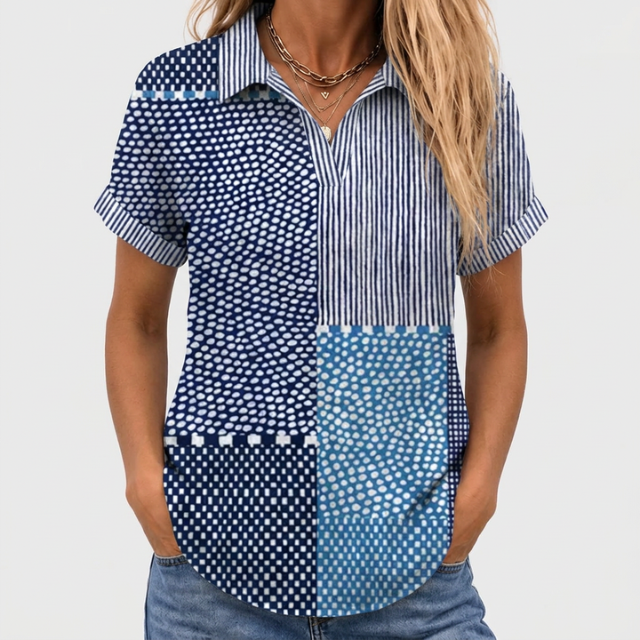 Vue de face rapprochée du buste, chemise à manches courtes retroussées portée avec un jean et des colliers fins 1