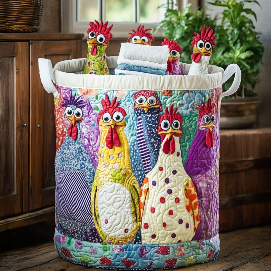 Panier matelassé à motif de poules colorées, serviettes pliées et petites poules en tissu dépassant du bord, posé près d'un meuble en bois. 1