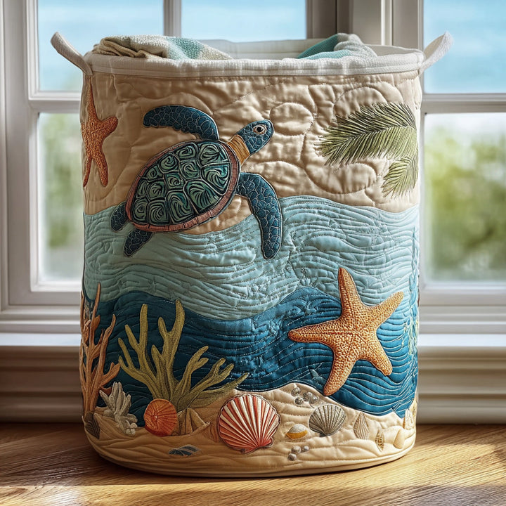 Panier cylindrique matelassé beige à motif de tortue de mer, étoiles de mer et coquillages, posé près d'une fenêtre avec du linge. 1