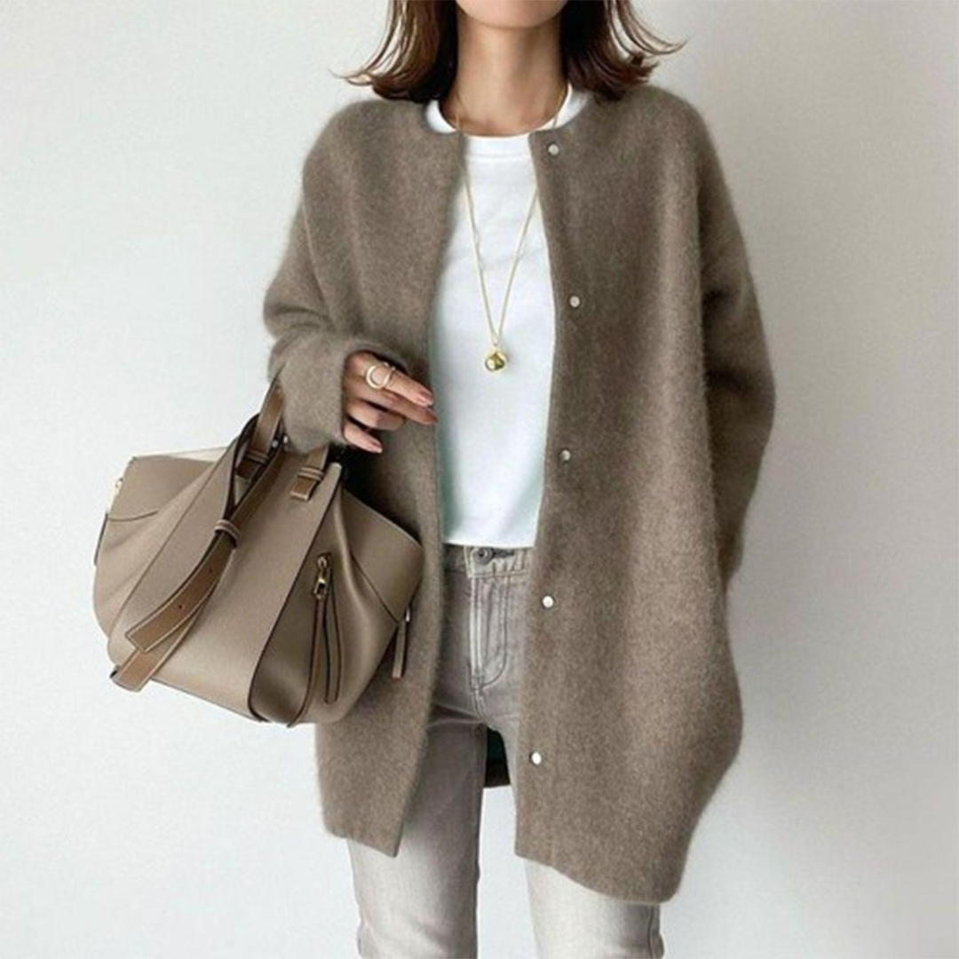 Gilet taupe duveteux à boutons-pression, porté sur t-shirt blanc avec jean gris clair et sac beige 7