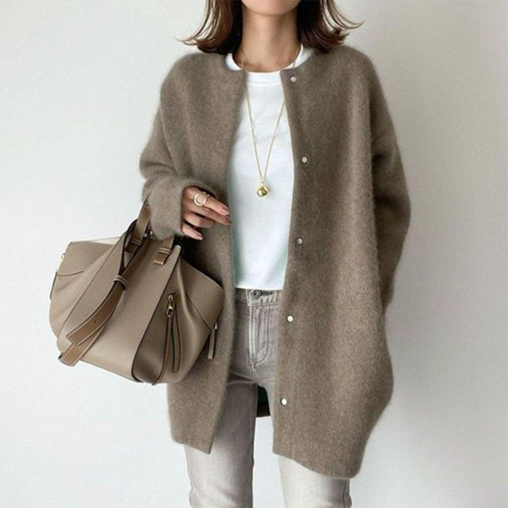 Gilet taupe duveteux à boutons-pression, porté sur t-shirt blanc avec jean gris clair et sac beige 7