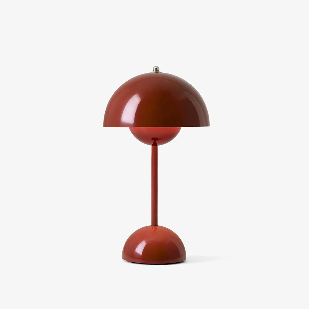 Lampe champignon rouge brique brillante allumée, vue de face sur fond blanc uni. 12