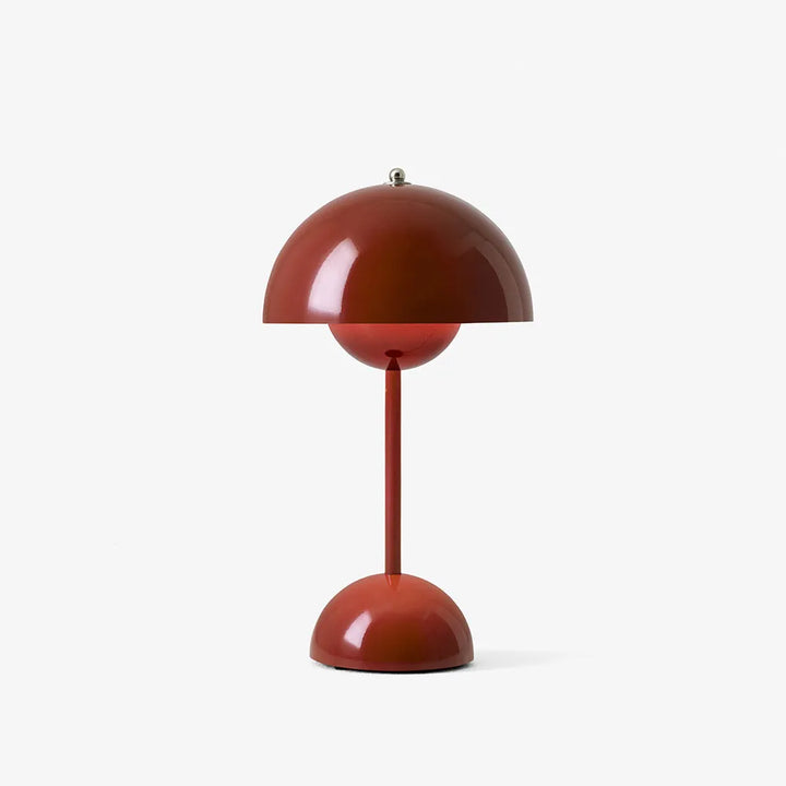 Lampe champignon rouge brique brillante allumée, vue de face sur fond blanc uni. 12